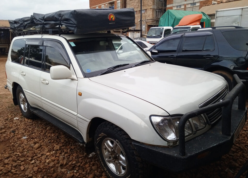 Land cruiser V8 with double tents/ rooftop tents